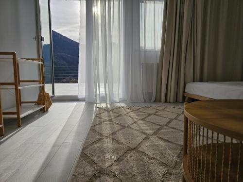 una camera d'albergo con un letto e una grande finestra di FurtuNest 