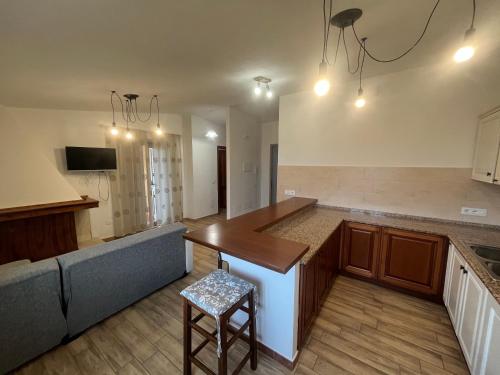 een keuken met een bank en een tafel in een kamer bij Cozy And Cool Flat in Orosei