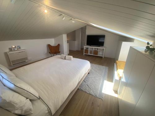 Brand New Cozy Challet-10'm walk to the Beach