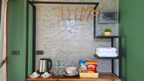 uno scaffale in cucina con sopra degli asciugamani di Mama Home Misty Lakeside a Pong