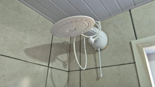 a light on the ceiling of a room at Pousada Gaúcha Caibi in São Domingos