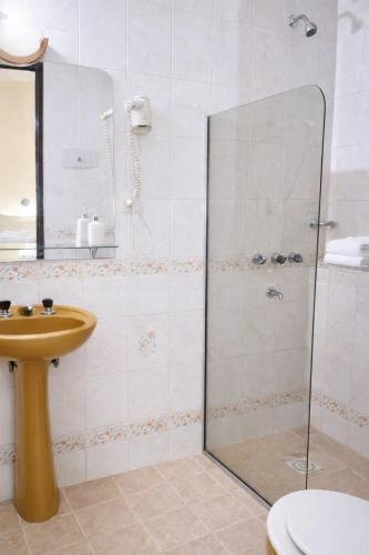 ein Badezimmer mit Dusche und Waschbecken in der Unterkunft KIN Hotel in Villa Carlos Paz