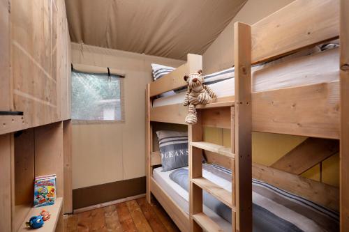 Palanda nebo palandy na pokoji v ubytování KNAUS Campingpark Haren