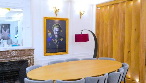 a meeting room with a wooden table and chairs at New! Apartment Luxury Passy-Kennedy in front of Eiffel Tower in Paris