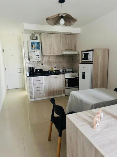 una cucina con un tavolo e una sala da pranzo di Recreo a Necochea