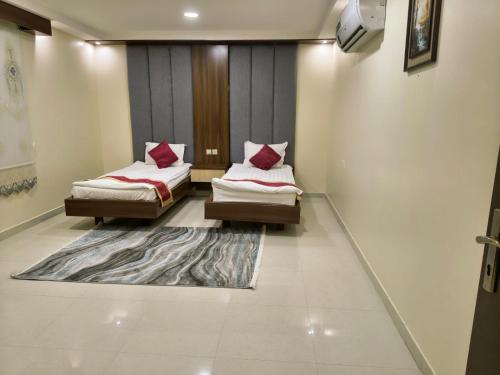 En eller flere senge i et værelse på فندق جراند روز