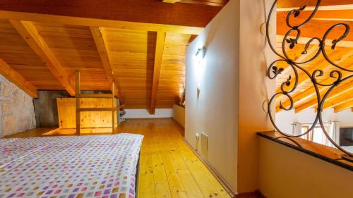 En eller flere senge i et værelse på Villa Gostinjac 1 with pool Krk by Villas Guide