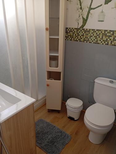 a bathroom with a white toilet and a sink at Apartamento Bro Mar in Salou