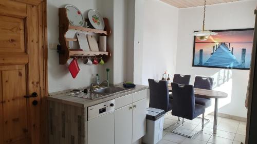 Η κουζίνα ή μικρή κουζίνα στο Alte Stadthauswohnung mit Flair