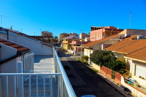 een balkon met uitzicht op een stadsstraat bij A Casuzza di Pina e Raffaele in Villaggio Azzurro