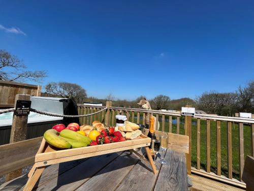 una cassa di legno di frutta e verdura su un ponte di Jungle Book Safari Tent a Tenby