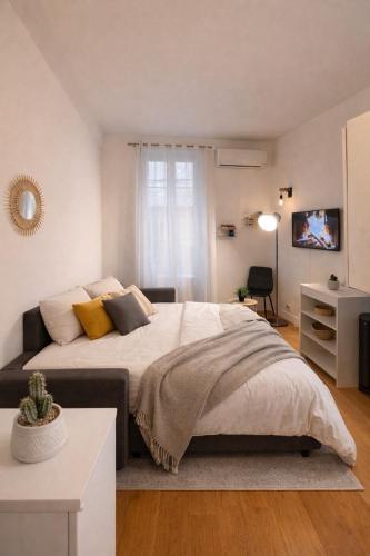 ein Schlafzimmer mit einem großen Bett und einem Schreibtisch in der Unterkunft Studio Moderne, Le Carré Dor, À 3min Plage, NICE CENTRE in Nizza