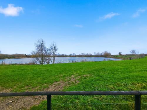 Afbeelding uit fotogalerij van Lakeview at The Hideaway in Meysey Hampton