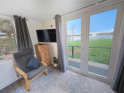 Meysey HamptonLakeview at The Hideaway的客厅设有滑动玻璃门