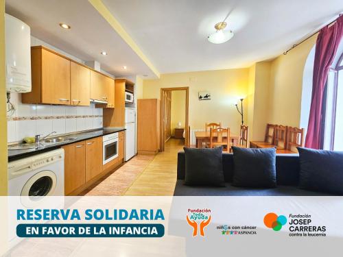 un soggiorno con divano e cucina di Apartamentos Canfranc 3000 a Canfranc-Estación