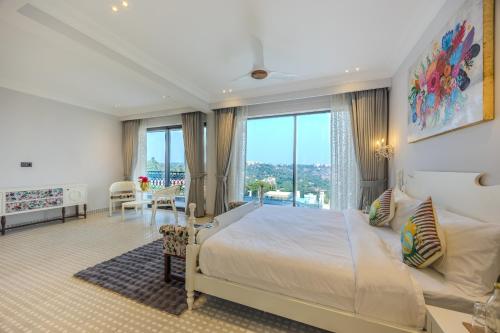 Foto dalla galleria di Valley View 5-BHK Villa With Private Pool, Sit-out Areas, TT Table, Pool Table , Bar & Scenic Views a Mapusa
