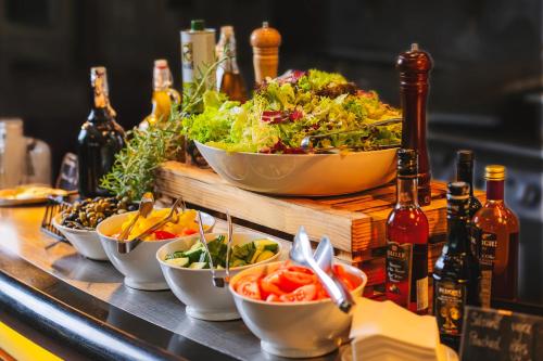 Eten bij of ergens in de buurt van het hotel

