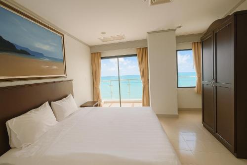 En eller flere senge i et værelse på Patong Beachfront Tower 30 Floor Penthouse