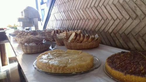 Porto Marlin Hotel في كونسيساو دا بارا: طاولة عليها فطائر ومعجنات أخرى