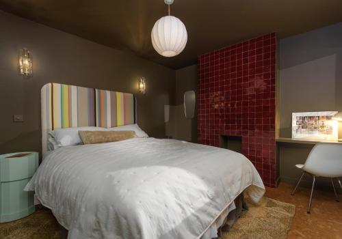 een slaapkamer met een groot wit bed en een stoel bij Law View in North Berwick