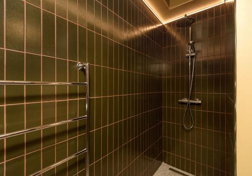 een badkamer met een douche met groene tegels bij Law View in North Berwick