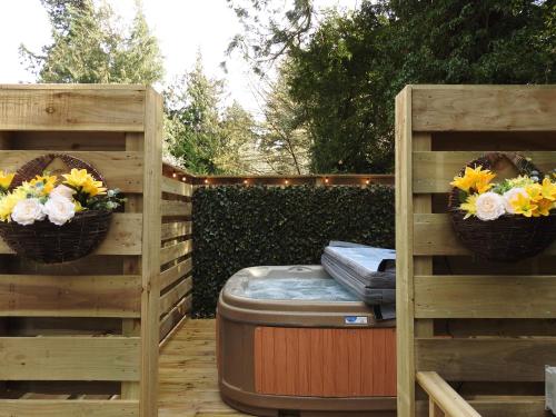 twee houten pal-hekjes met een matras en bloemen bij Cear 2- Private Hot Tub- Perth-Pet Friendly Lodge in Almondbank