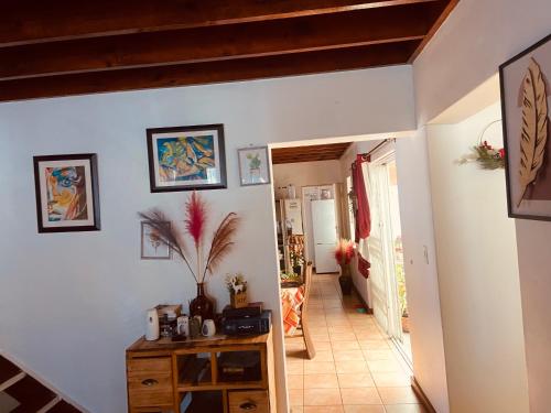 un corridoio di una casa con un vaso su un tavolo di Zagorski’s Bed and breakfast a Bloubergstrand