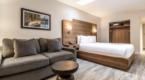 Ένα ή περισσότερα κρεβάτια σε δωμάτιο στο Atrium Hotel Vancouver