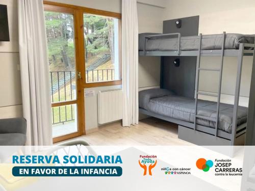 ein Schlafzimmer mit Etagenbett und Balkon in der Unterkunft Apartamentos Midi 3000 in Formigal