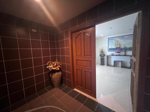 Et badeværelse på Patong Beachfront Tower 30 Floor Penthouse