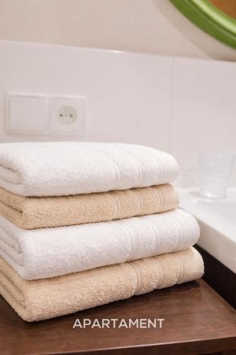 a stack of towels on a table in a bathroom at Domek w Dolinie Drwęcy in Lubicz