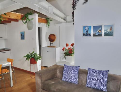 un soggiorno con un divano e un tavolo di Windshouse Apartments a Torbole