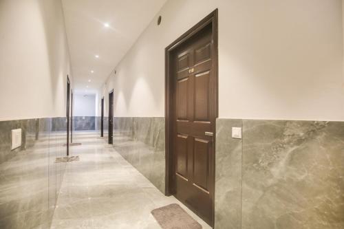 LālewālHotel O Ravi Hotel & Banquet的大楼内带大木门的走廊