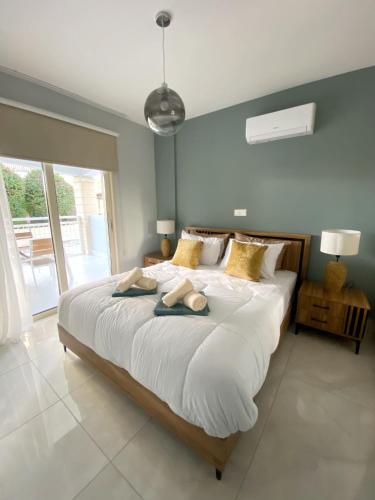 En eller flere senge i et værelse på STAY Andriana Apartment