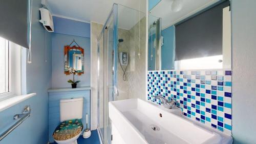 ein Badezimmer mit Badewanne, Toilette und Waschbecken in der Unterkunft D39 St Margarets, Riviere Towans in Hayle
