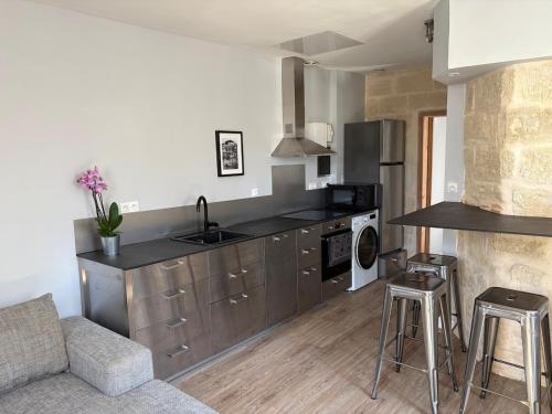 une cuisine avec un canapé et un comptoir dans l'établissement New - Charming apartment - historic heart, à Montpellier