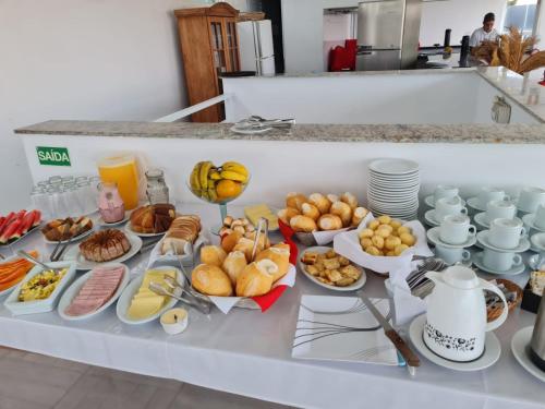 een buffet met verschillende soorten eten op tafel bij Pousada Mar Alto in Ilha Comprida