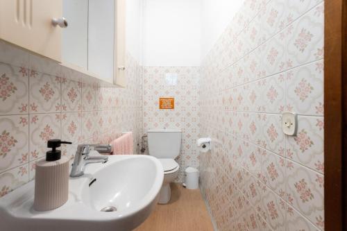 ein Badezimmer mit Waschbecken und Toilette in der Unterkunft Secrets of Montserrat in El Bruc
