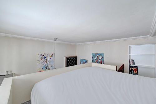 een witte slaapkamer met een groot wit bed bij Charming Studio - 2P - Sentier Montorgueil in Parijs