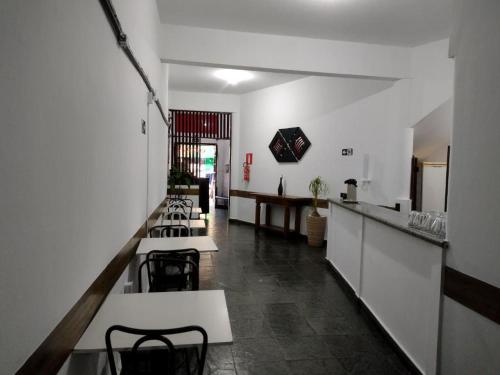 una fila di tavoli e sedie in una stanza di Hotel Chalé Centro a Curvelo
