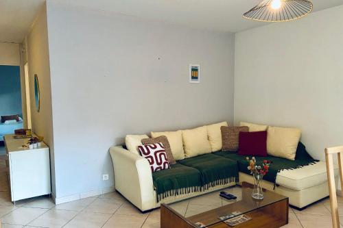 un soggiorno con un divano e un tavolo di Lakeside Appartement de vacances en centre ville d'Hossegor a Hossegor