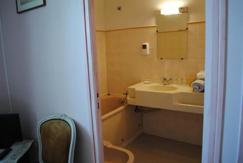 un bagno con lavandino e vasca da bagno di Mas De Bouvau a Violès