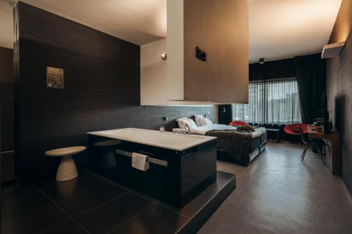 Carbon Hotel