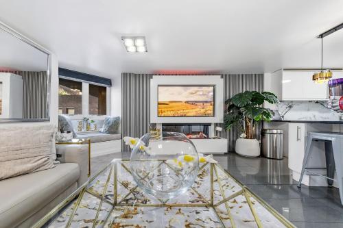 a living room with a glass table and a couch at New Modern Hybrid 4 Bedrooms 7 Bed apartment 12 guest capacity in London