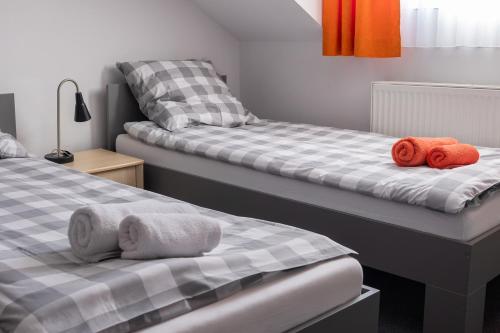 Dos camas con toallas en una habitación. en Willa Świetlana, en Piwniczna-Zdrój