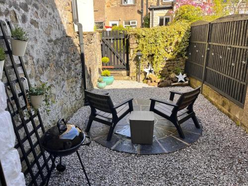 En terrasse eller udendørsområde på Delightful 1 Bedroom Cottage