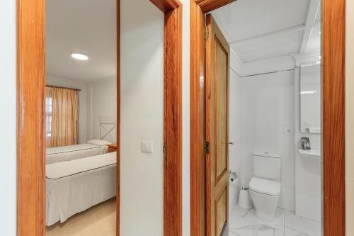 ein Badezimmer mit Toilette und Waschbecken in der Unterkunft Playa Delphin 205 in Puerto Naos