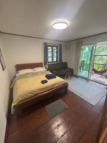 En eller flere senge i et værelse på Elephants, Mountains & Sea View House in Kai Bae