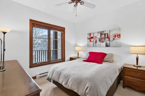 Ένα ή περισσότερα κρεβάτια σε δωμάτιο στο Manoir B - Mont-Tremblant