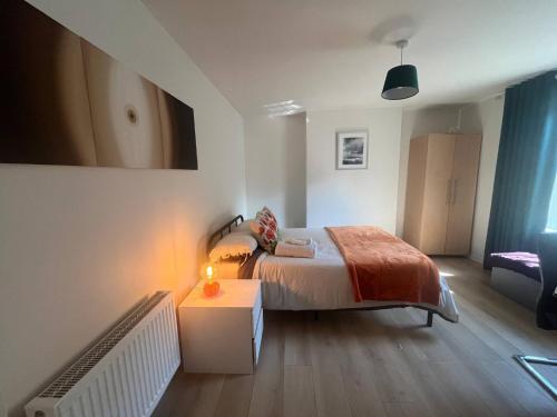 Postel nebo postele na pokoji v ubytování Beautiful Cosy Apartment in Brighton BN2 3AD